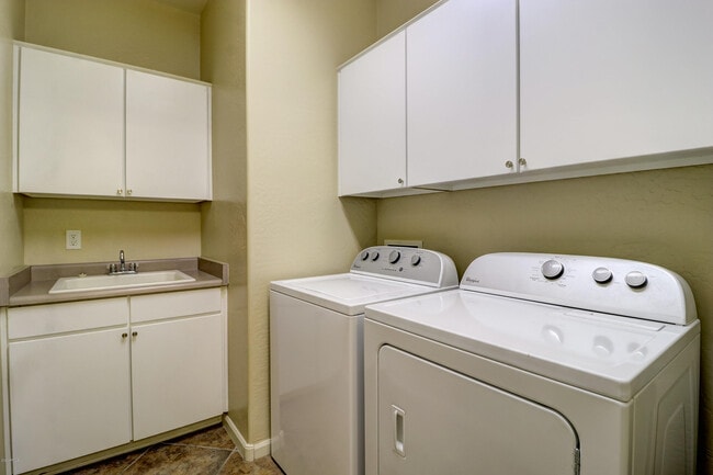 Building Photo - 15359 W Columbine Dr