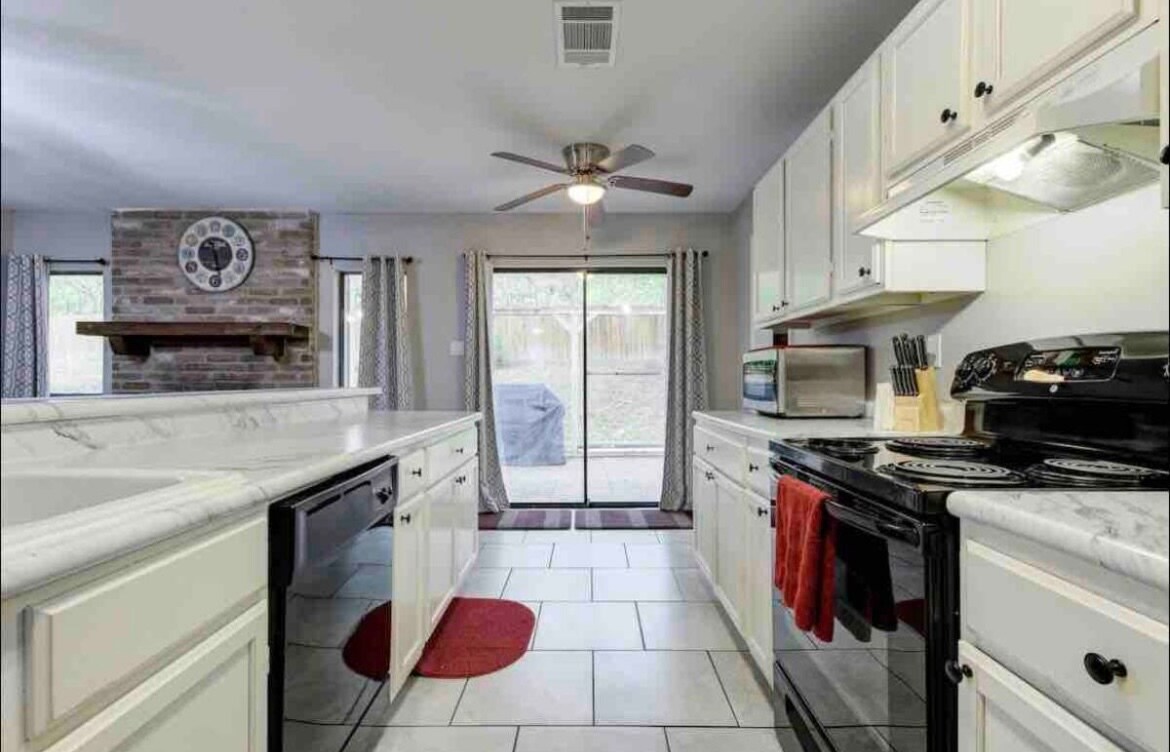 Building Photo - 802 Thrasher Dr