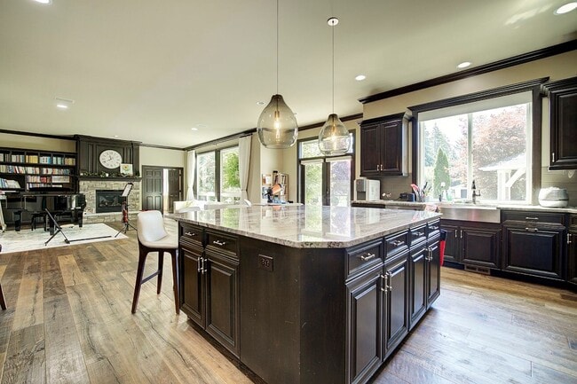 Building Photo - 5Bd/4.5Ba Sammamish Home