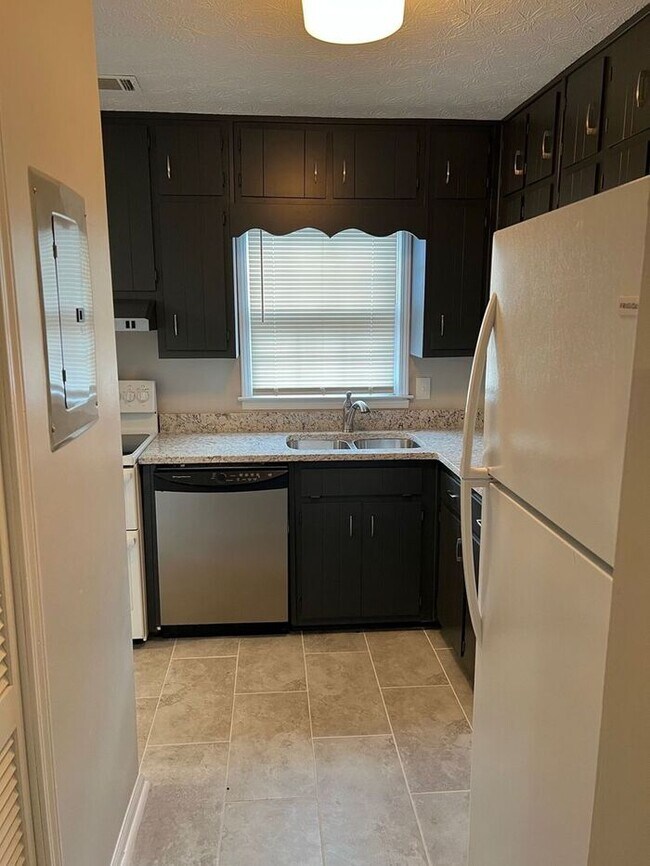 Building Photo - NOW READY!! 2 bedroom 2.5 bathroom in Snel...