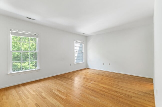 Building Photo - Spacious Townhouse with Basement in Farmvi...