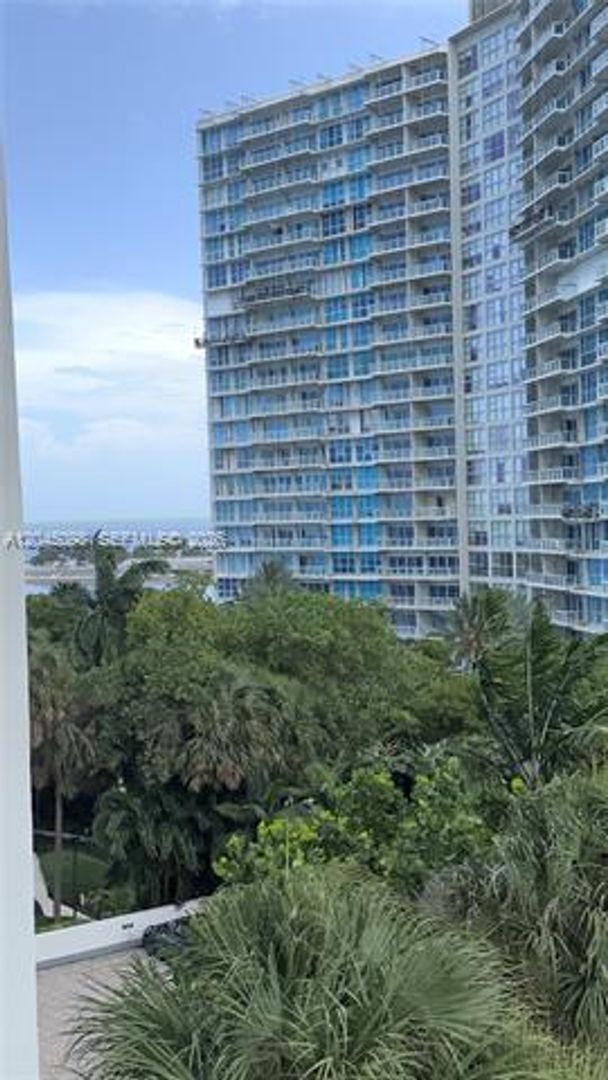 Building Photo - 2333 Brickell Ave