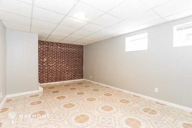 Building Photo - 6121 Fairwood Ave