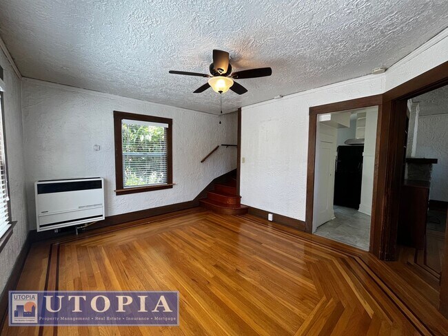 Building Photo - Charming 3 Bedroom, 1.5 Bathroom close to ...