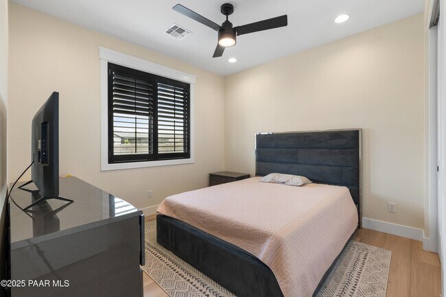 Building Photo - 5999 Finch Pl