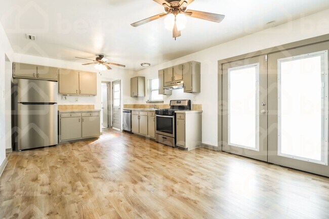 Building Photo - Beautiful lake views with this renovated 4...