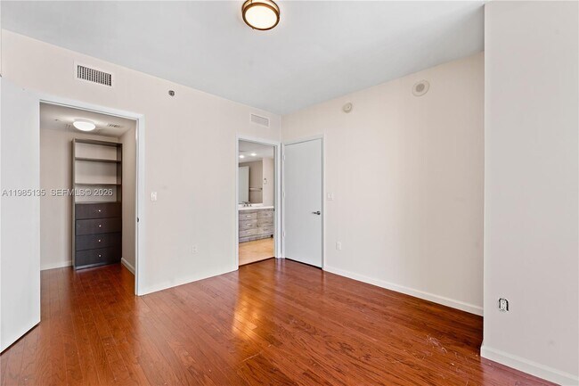 Building Photo - 495 Brickell Ave