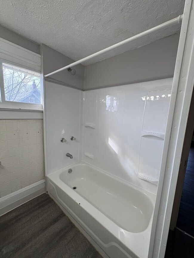 Building Photo - Four bedroom one bathroom home for rent