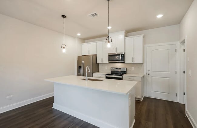 Building Photo - 228 River Rock Dr