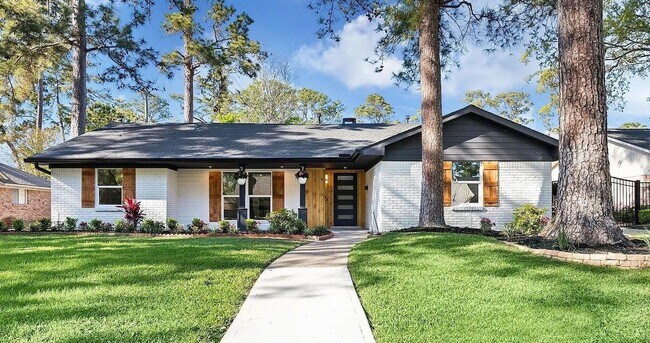 Building Photo - 10042 Valley Forge Dr