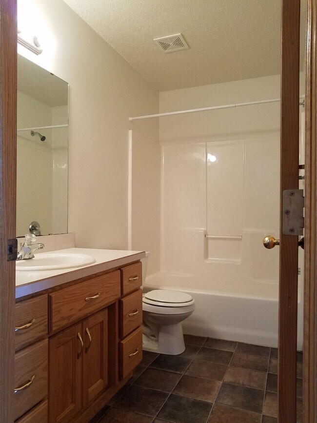 Building Photo - Comfortable 3-Bedroom with Garage & Fenced Yard