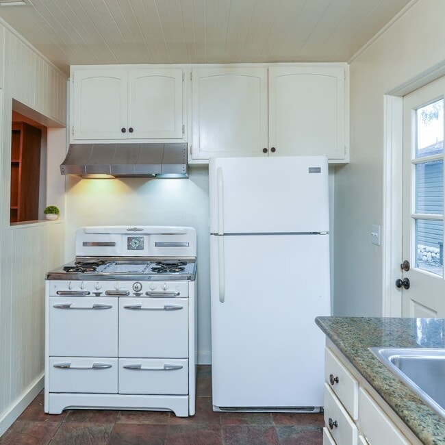 Building Photo - COMING SOON!!! BEAUTIFUL HISTORIC HOME LOC...