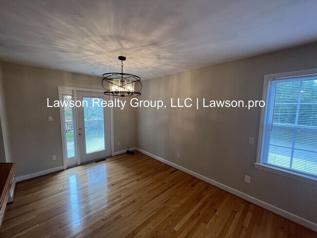 Building Photo - Beautiful Cave Spring Split Level with Bac...
