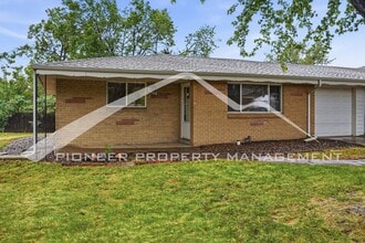 Building Photo - Charming Duplex with Washer/Dryer and Fenced Yard