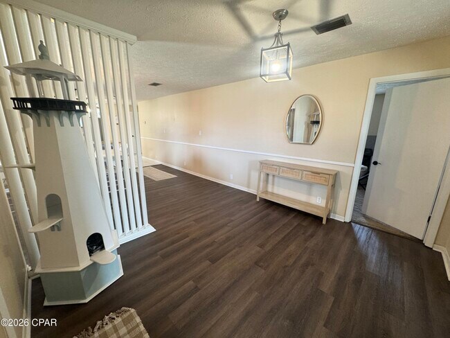 Building Photo - 1416 N Gray Ave