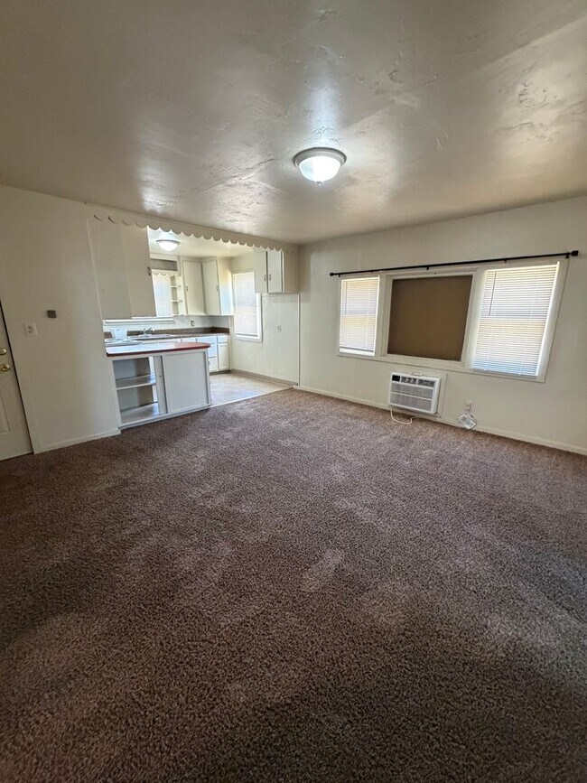 Building Photo - 2 bedroom 1 bath