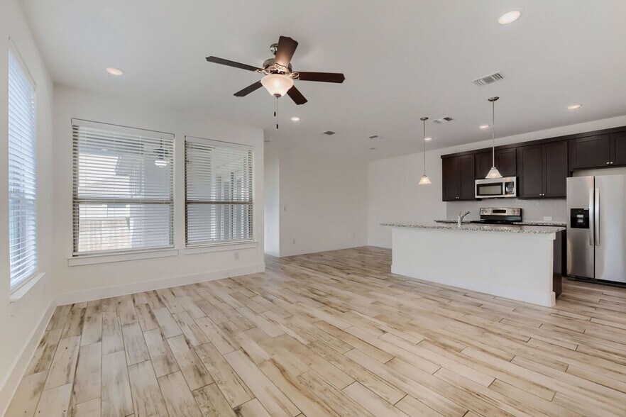 Building Photo - 401 Parkline Dr