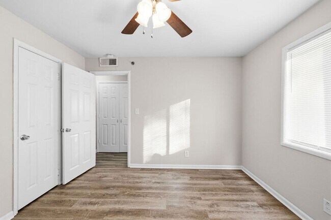 Building Photo - 1621 Line Cir