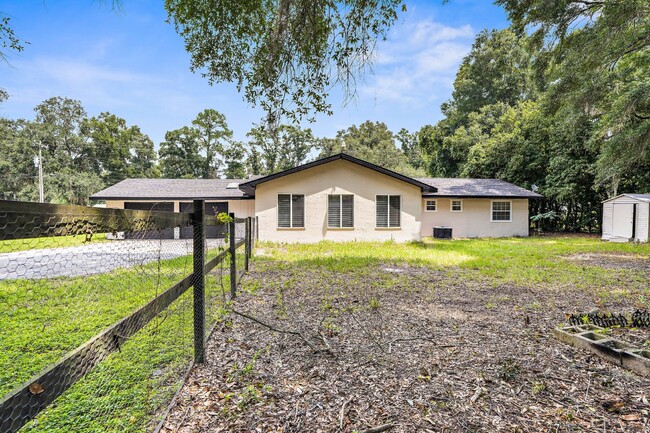 Building Photo - Spacious 3-bedroom, 2-bath home