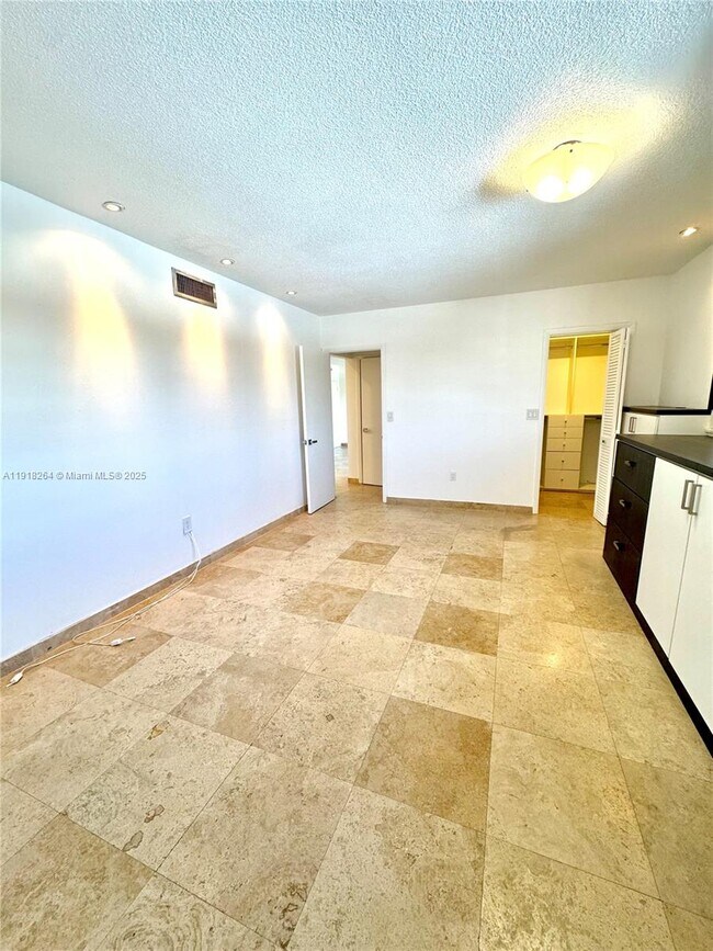 Building Photo - 1020 94th St