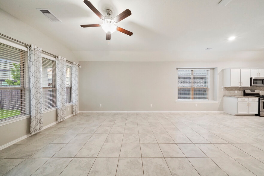 Building Photo - 27910 Augusta View Dr
