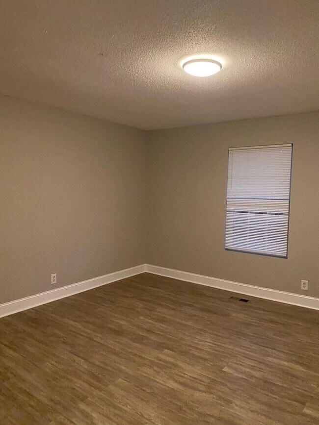 Building Photo - Move in Ready Updated 4 bed 2 bath with ga...