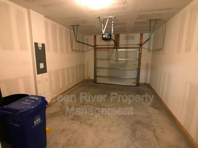 Building Photo - 617 Servia Dr