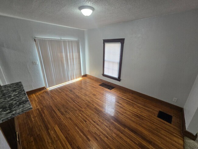 Building Photo - 3 Bedroom House