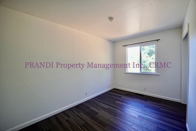 Building Photo - Quality Duplex, Right Near Downtown!