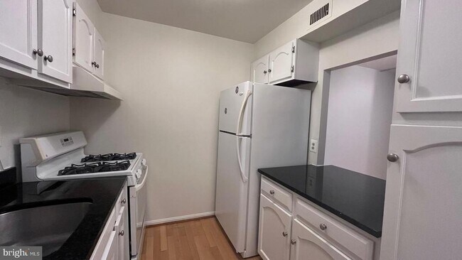 Building Photo - 5904 Cove Landing Rd