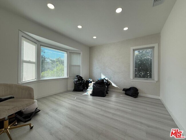 Building Photo - 674 Estelle Ave