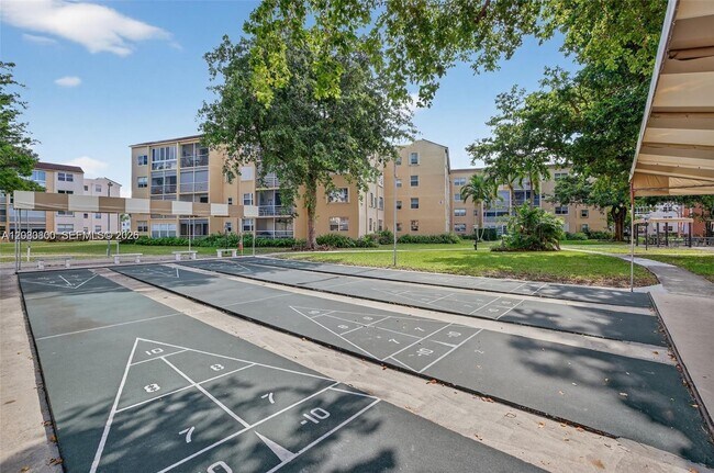 Building Photo - 2860 Somerset Dr