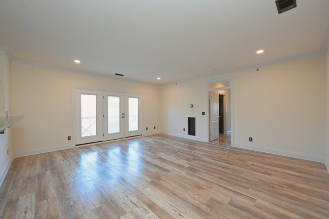 Building Photo - Spacious Germantown Gem!