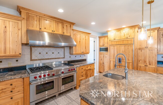 Building Photo - Gorgeous, Gated and Lake Front in Oregon City