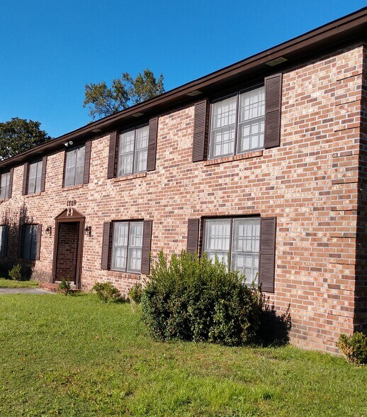 Quaint neighborhood. - 1730 River Front Dr