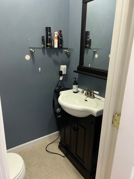 1/2 bath - 306 Heather Ln