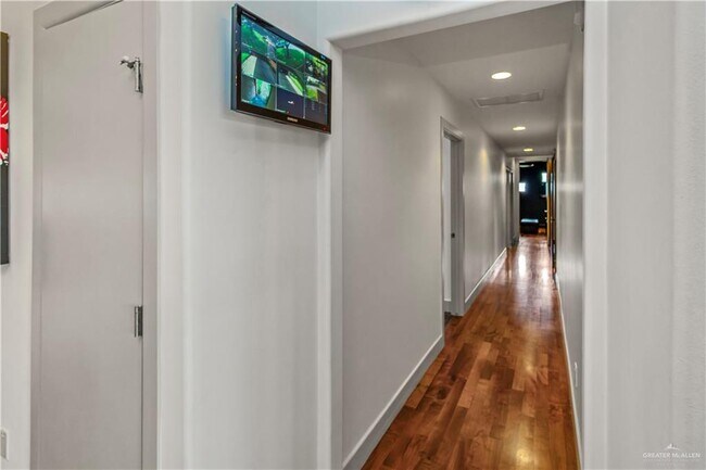 Building Photo - 708 Kiwi Ave