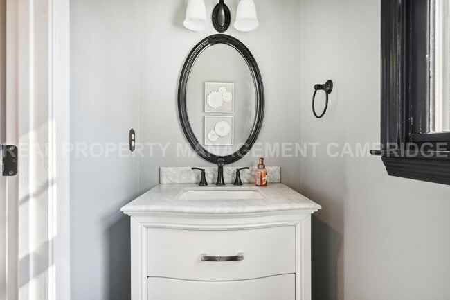 Building Photo - Living Large in Alpharetta