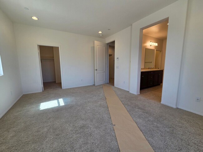 Building Photo - New Listing!