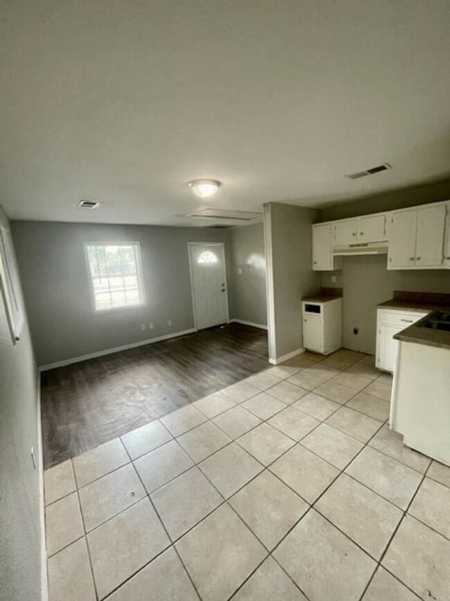 Building Photo - 2 Bed / 1 Bath Apartment