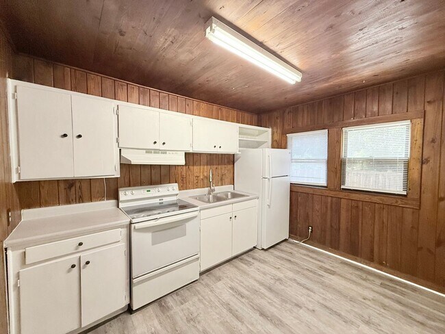 Building Photo - Charming 2-Bedroom Home