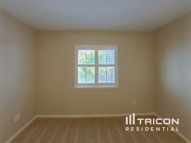 Building Photo - 1811 NE 89th Cir