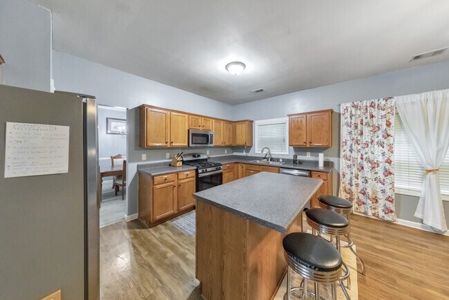 Building Photo - 179 Holbrook Dr