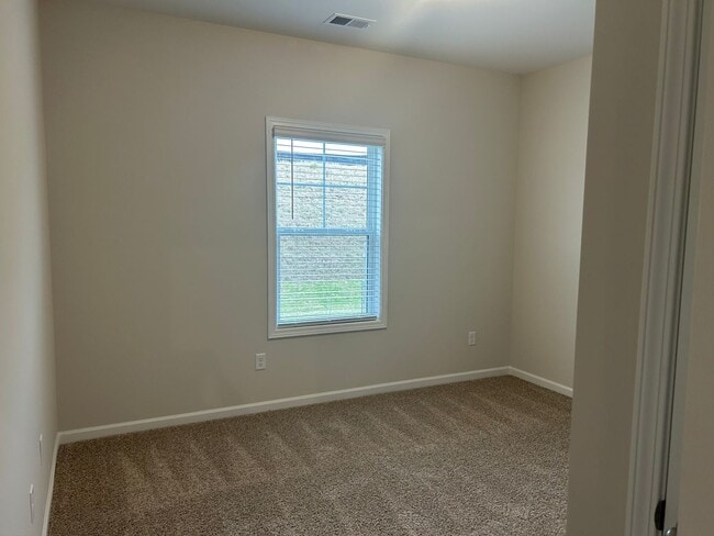 Building Photo - Modern 3BR/3BA Single-Level Townhome in Trolley Run – Like New!