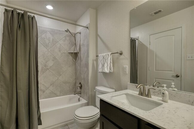 Building Photo - 521 Bradford Ln