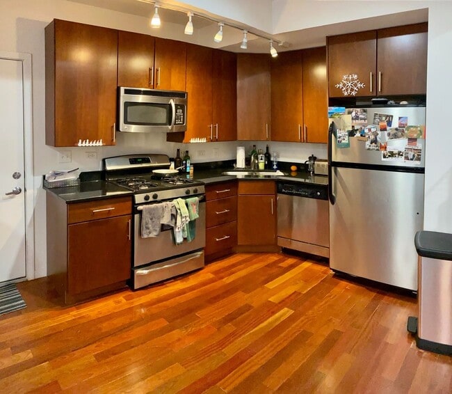 Building Photo - Wicker Park Amazing 2 Bedroom. Brazilian Cherry Floors. Central Heat/AC. Laundry. Free Fast Inter...