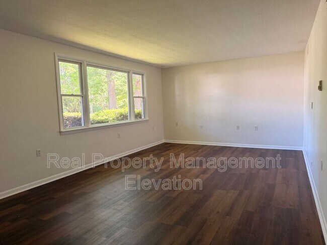 Building Photo - 197 Westwood Dr