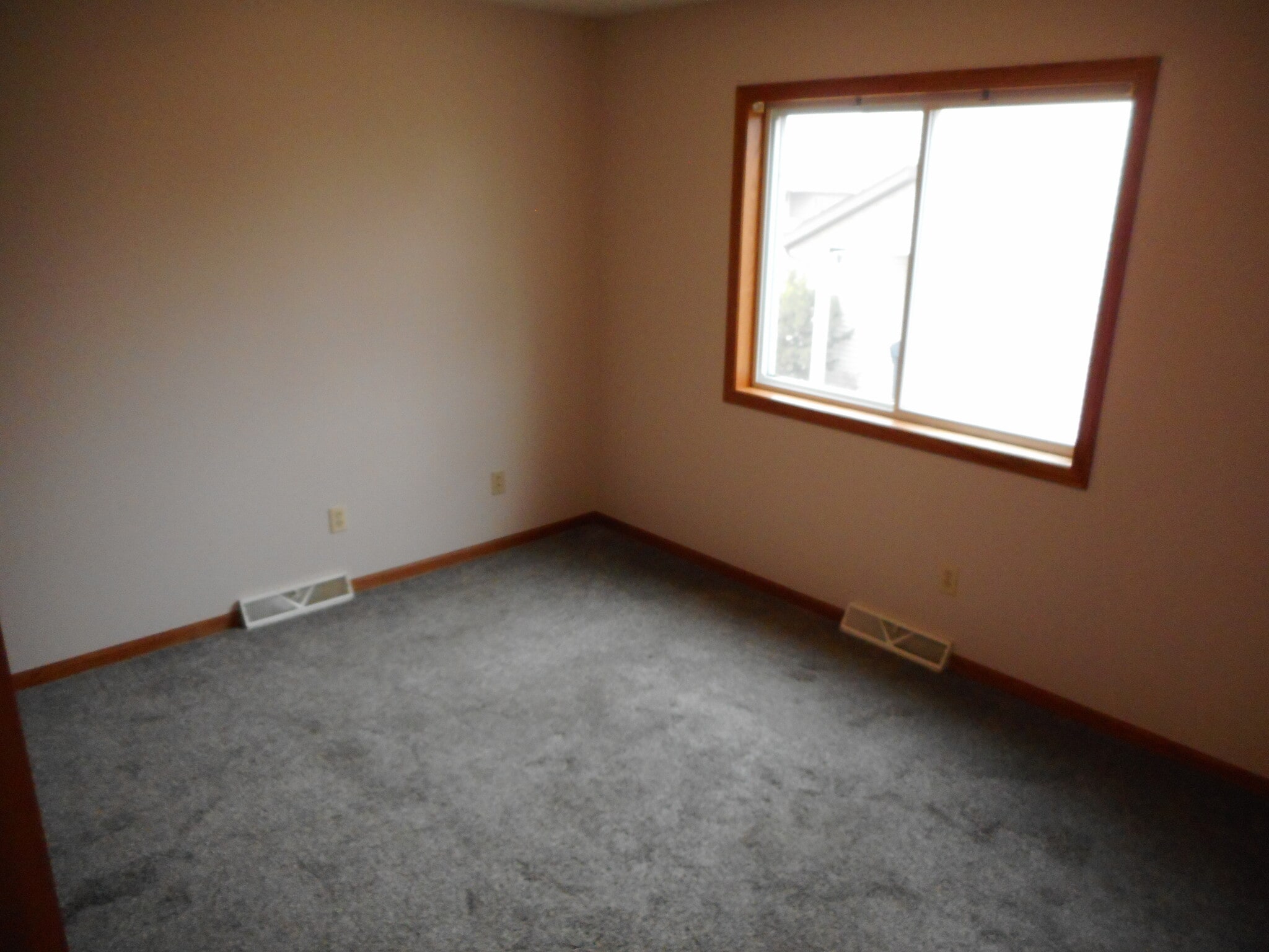 Building Photo - 125 Rosewood Ln S