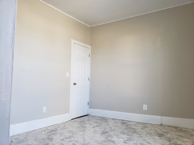 Building Photo - 1012 7th St E