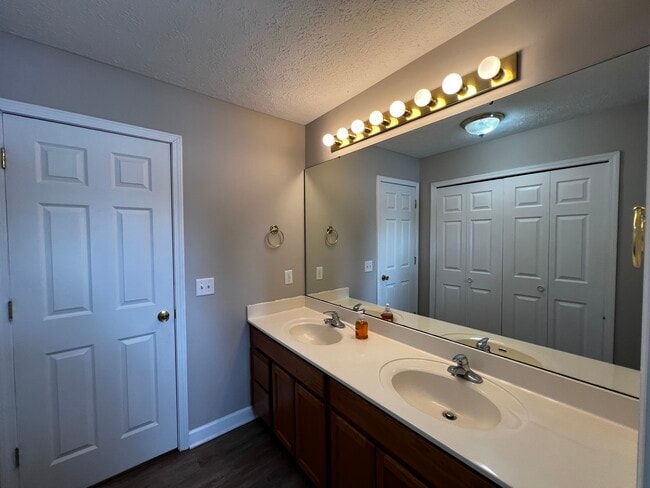 Building Photo - 5010 Delray Dr